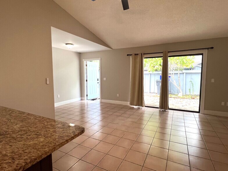 Building Photo - 1077 Goldenrod Rd