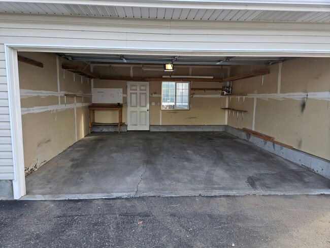 Building Photo - 3 bedroom Parkside Townhome!