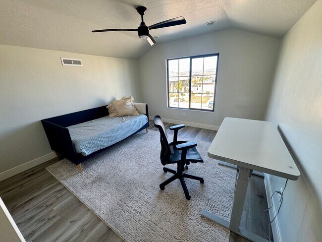 Building Photo - Beautiful Modern 5 Bedroom Furnished Home!!