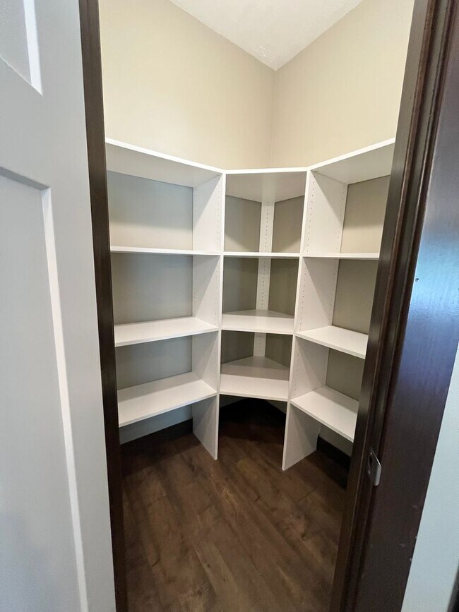 Building Photo - 3 Bed/2.5 Bath Townhome in Downtown Sioux Falls!!