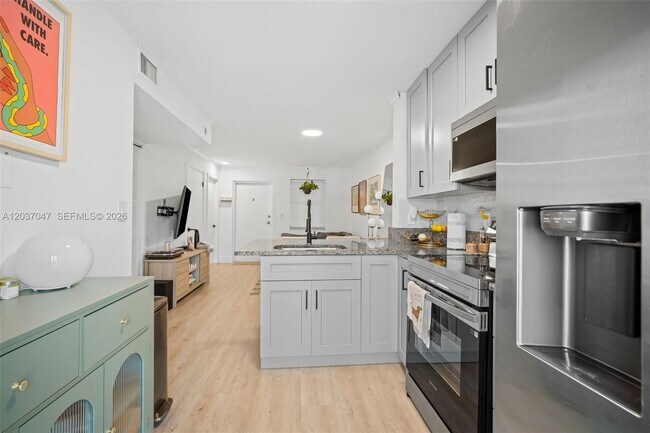 Building Photo - 2575 SW 27th Ave