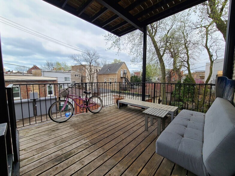 Building Photo - 1135 N Damen Ave