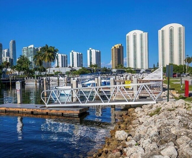 Building Photo - 400 Kings Point Dr