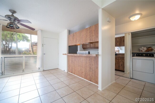 Building Photo - $3,200 / 3br - 1370ft2 - Quaint and Cozy 3...