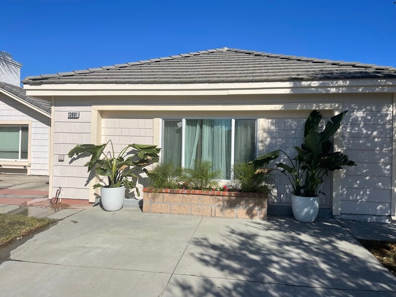 ADU-MINI HOUSE - 13601 Oxford Ct