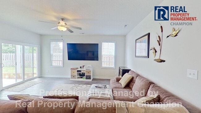 Building Photo - Fabulous Townhome with Open Floorplan