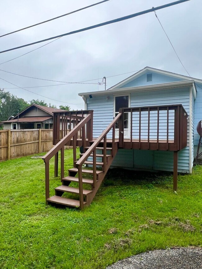 Building Photo - 3 Bedroom 2 Bath house Great Swannanoa Loc...