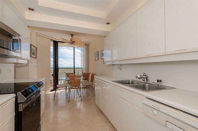 Building Photo - 2000 Island Blvd