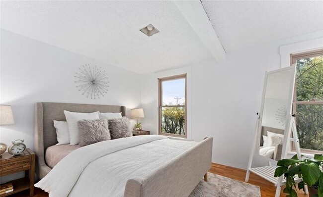 Building Photo - Highly Appealing Updated North End 4 Bedroom!