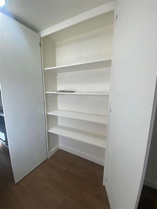 Building Photo - Cute 3/1 home with covered parking and large backyard