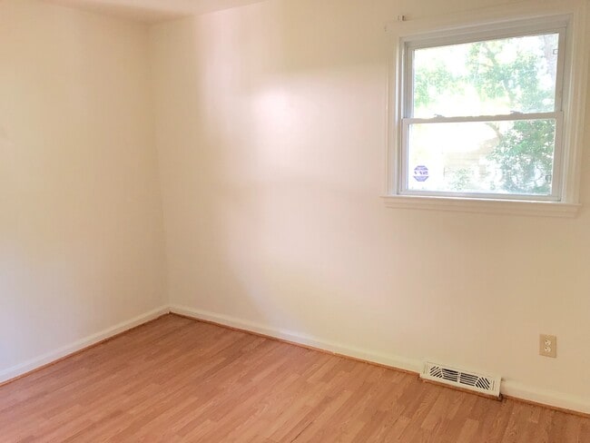 Building Photo - 2 BR, Holden Road area convenient to Coliseum