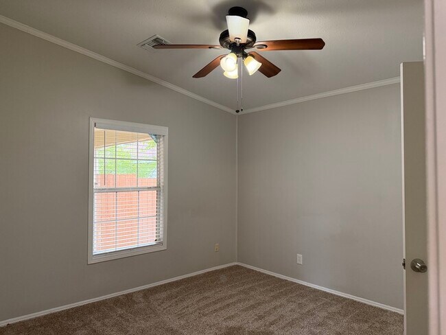 Building Photo - Cute property...