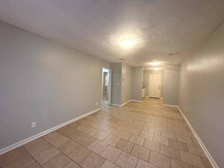 Building Photo - 11 Susan Cv