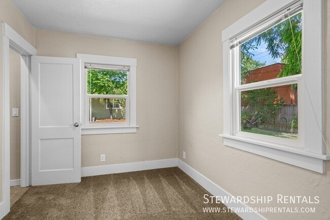 Building Photo - 2024 Emerald St