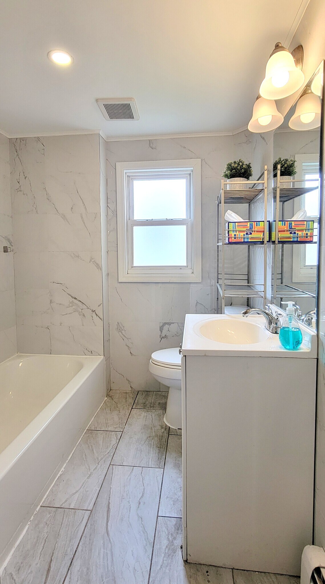 Full Bath - 122 Cross St