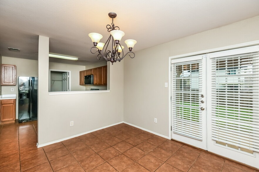 Building Photo - 205 Cres Ridge Dr