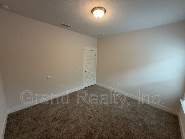 Building Photo - 5963 Cherry Hill Cir