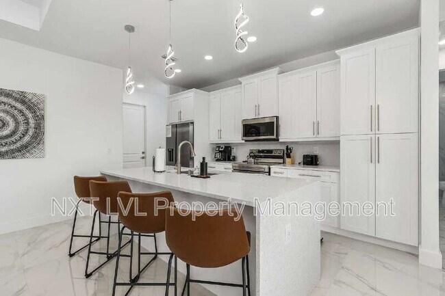 Building Photo - 318 SE 15th Terrace