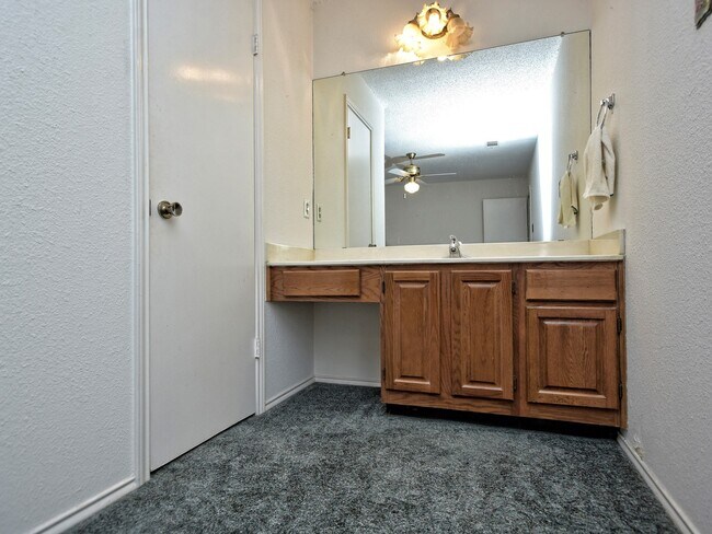 Building Photo - BEAUTIFUL 4 BEDROOM / 2.5 BATH HOME IN MAPLE RUN - FURNISHED