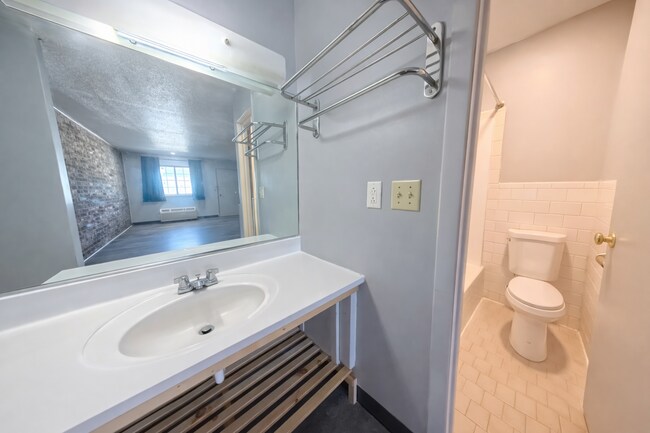 Building Photo - All-Inclusive Modern Studio | Fully Renovated | Columbus, KS