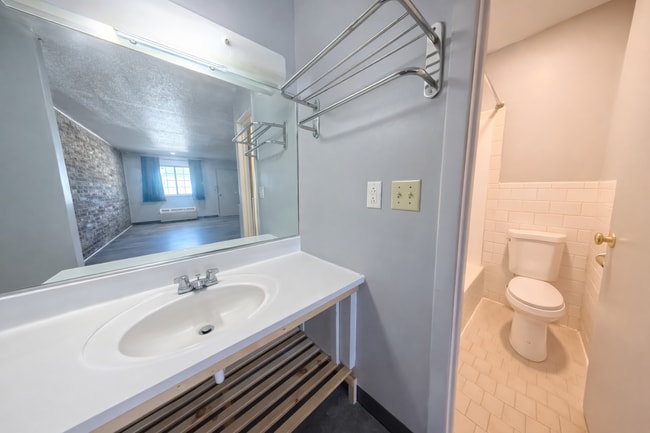 Building Photo - Renovated Private Suite | 900+ Sq Ft | All Utilities Included | Private Entrance | Columbus KS