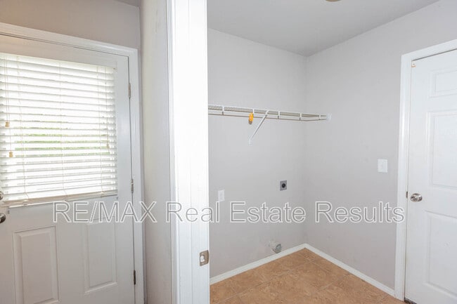 Building Photo - 5411 SW Cherry Creek Rd