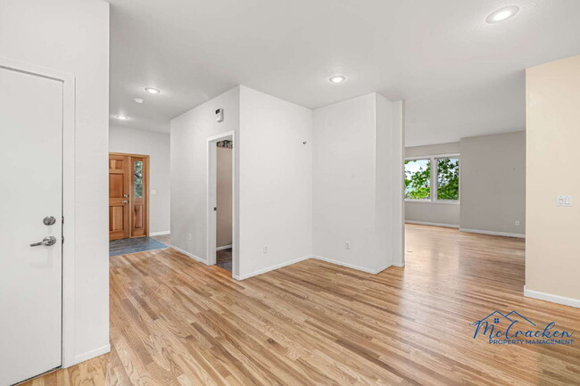 Building Photo - Stunning 3-Bedroom Home with Breathtaking ...