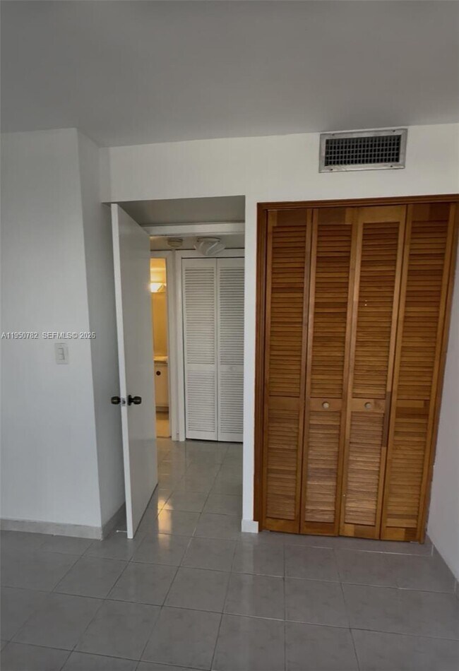 Building Photo - 1450 Brickell Bay Dr