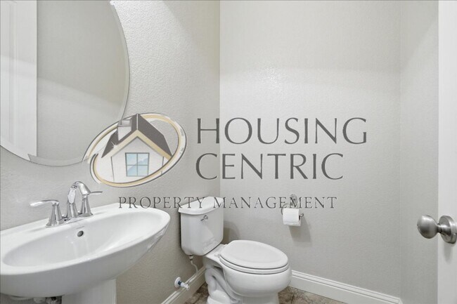 Building Photo - Executive Gated Rental with Stunning Views & Solar!