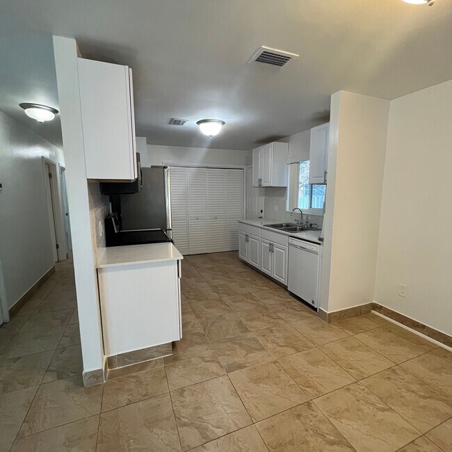 Building Photo - 3156 SW 16th St