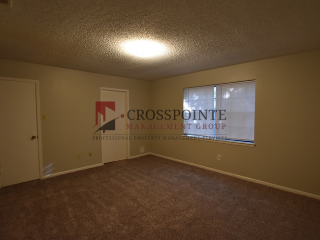 Building Photo - Adorable 3-bedroom, 2-bath duplex with 2-car garage in The Highlands Addition