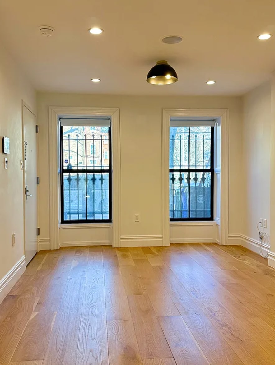 Living area and front door - 938 Putnam Ave