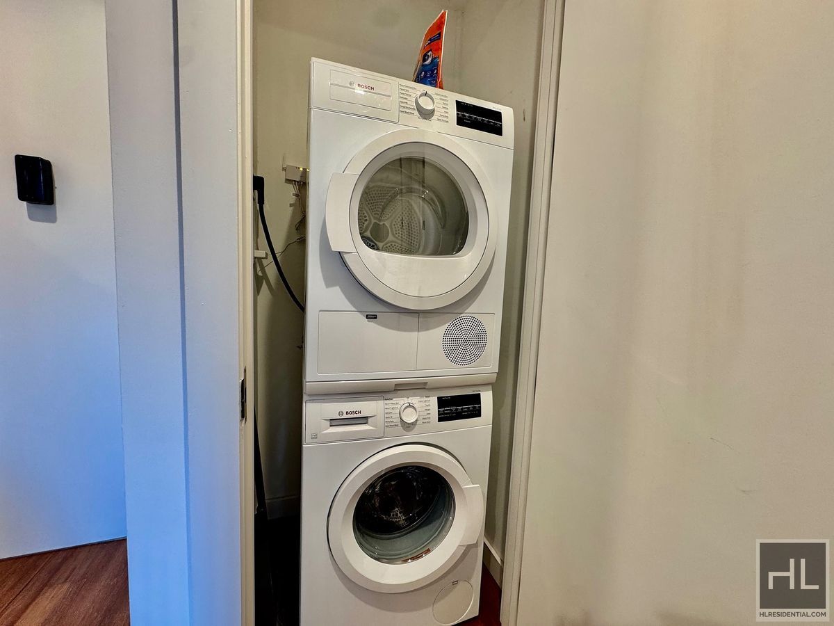 Building Photo - Stunning 1 bedroom with Condo finishes W/D and DW Lare Private Outdoor space close to the N line