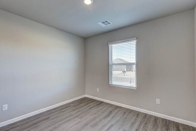 Building Photo - Newer Home For Rent  in Mustang Schools! 3...