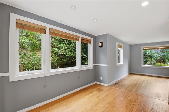 Building Photo - 2Bd/1Ba Seattle Home