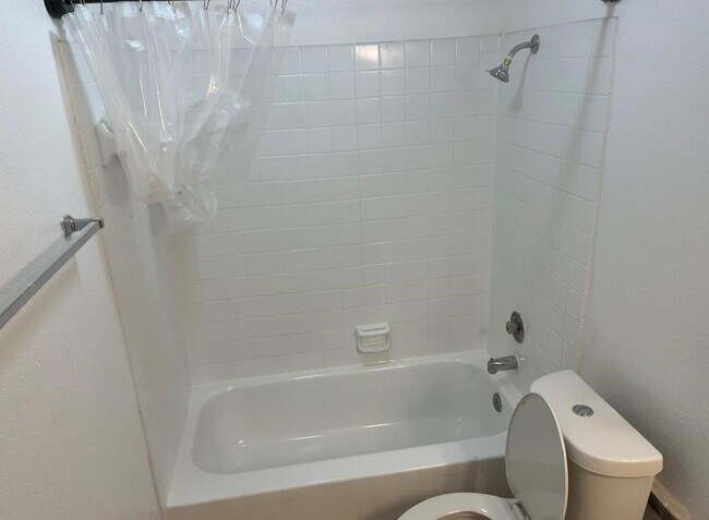 Building Photo - 5625 Antoine Dr