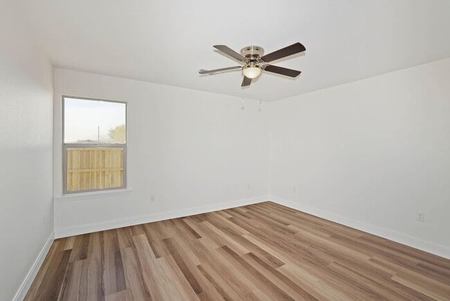 Building Photo - 7612 Woodford Ave