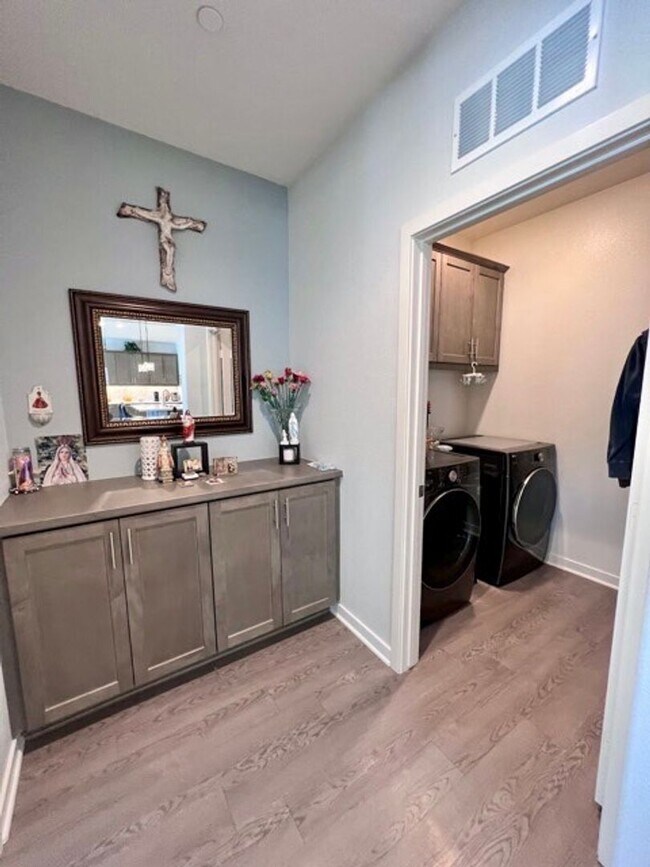 Building Photo - Stunning 2021 built 4 bedroom home for LEA...