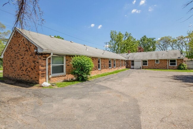 Building Photo - COMPLETELY UPDATED ROYAL OAK UNIT