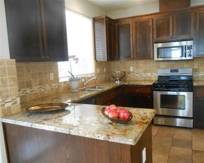 Building Photo - Great centrally located home next to shopp...