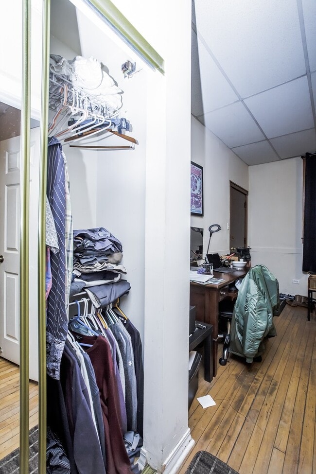 Building Photo - Spacious 1bedroom/1bath unit in Bucktown! Central Air, Dishwasher, FREE Laundry! Near Metra!