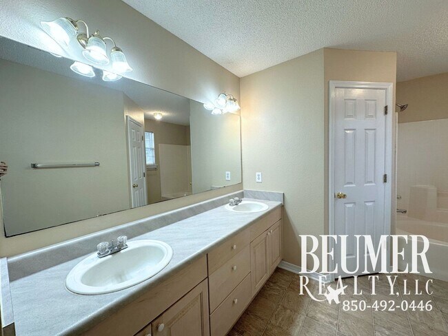 Building Photo - 3bd/2ba Home in Prime Location: Near Base, Close to Beaches!