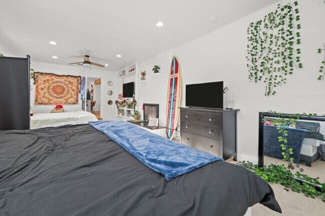 Building Photo - Semi furnished!