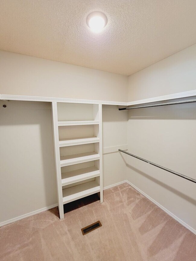 Building Photo - Primrose Market Place Area - Mission Hills Subdivision