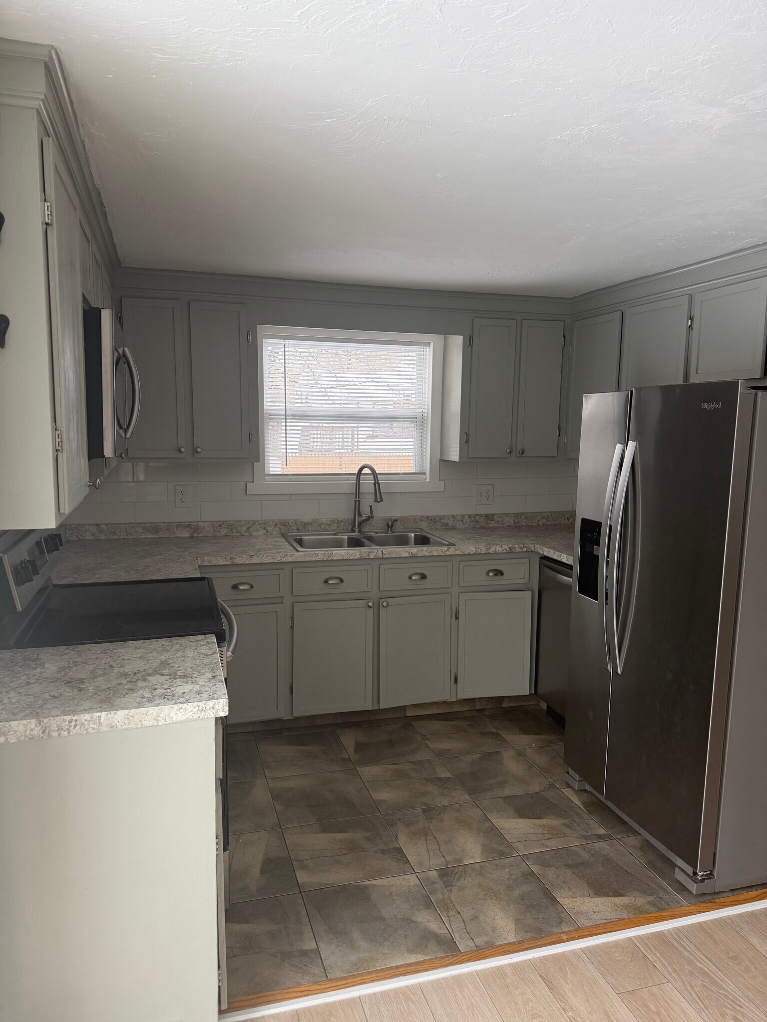 Building Photo - 567 Thacher St