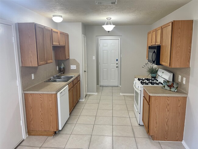 Building Photo - 9011 Serena Ln