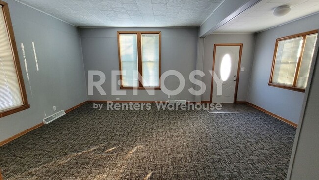 Building Photo - 4BD/2BA in Newport Available Now!