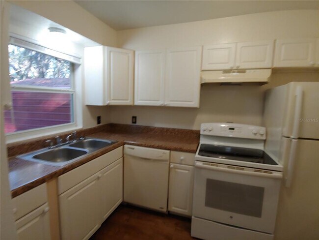 Building Photo - 208 NE 7th Pl