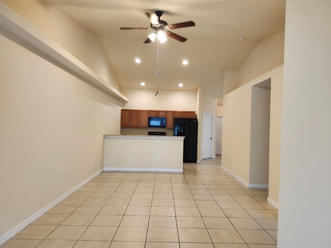 Building Photo - Exceptional 3 bed 2 bath 1 car garage dupl...