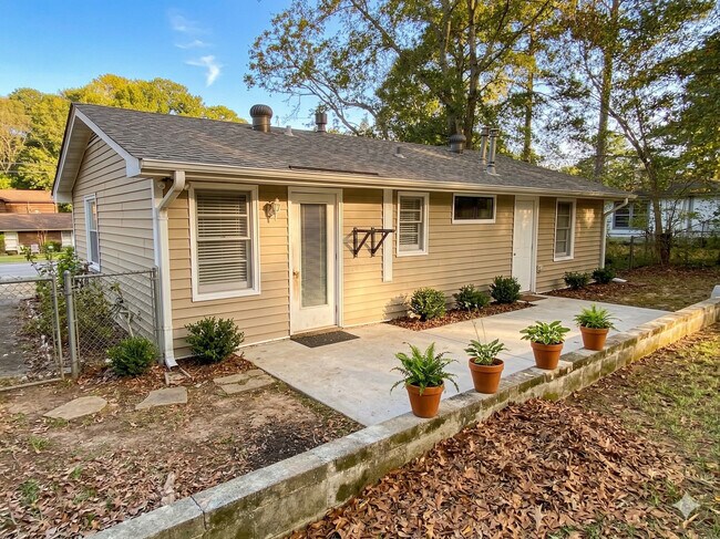 Building Photo - 1122 Beechdale Rd